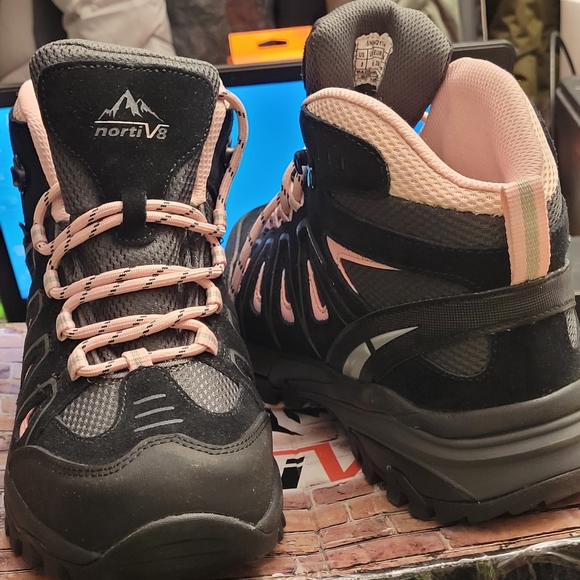 Ladies Hiking Boots - Picture 7 of 10